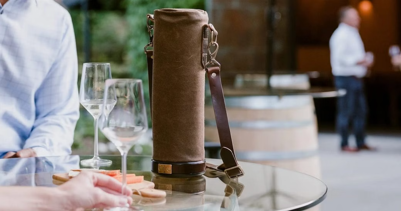  Tirrinia 2 Bottle Wine Gift Tote Carrier - Leakproof &  Insulated Padded Versatile Wine Cooler Bag for Travel, BYOB Restaurant, Wine  Tasting, Party, Dinner, Great Valentine's Day Gift for Wine Lover, 