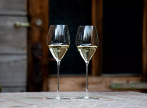 https://www.wineandmore.com/wp-content/uploads/2023/12/The-Best-White-Wine-Glasses-Tested-and-Reviewed-by-Experts-Riedel-Performance-Sauvignon-Blanc-300x220.png